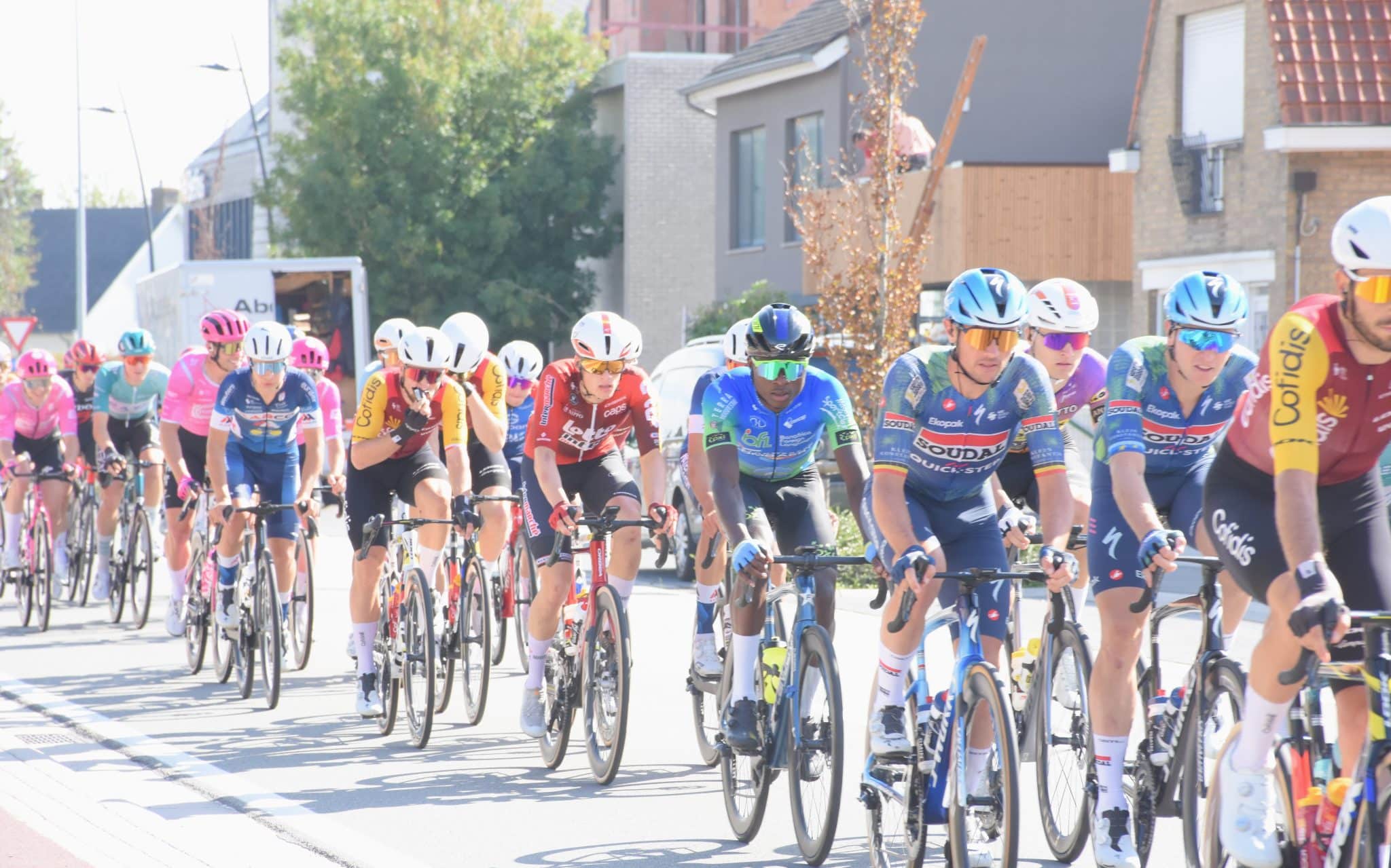 Tim Merlier heerst opnieuw in Lichtervelde: Belgische topsprinter wint Omloop van het Houtland 2026