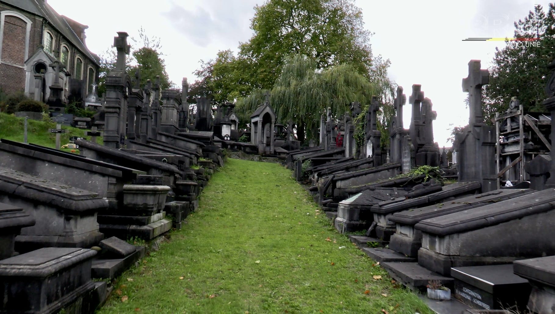 wandelen tussen de graven op Campo Santo kerkhof in Sint-Amandsberg.