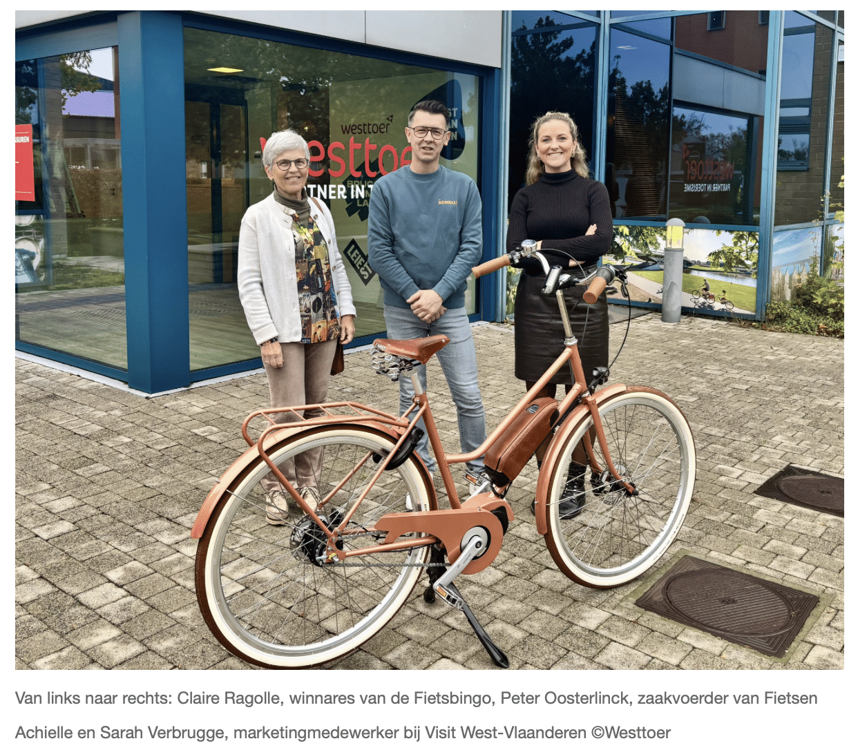 Winnares Claire Ragolle met haar elektrische fiets in West-Vlaanderen