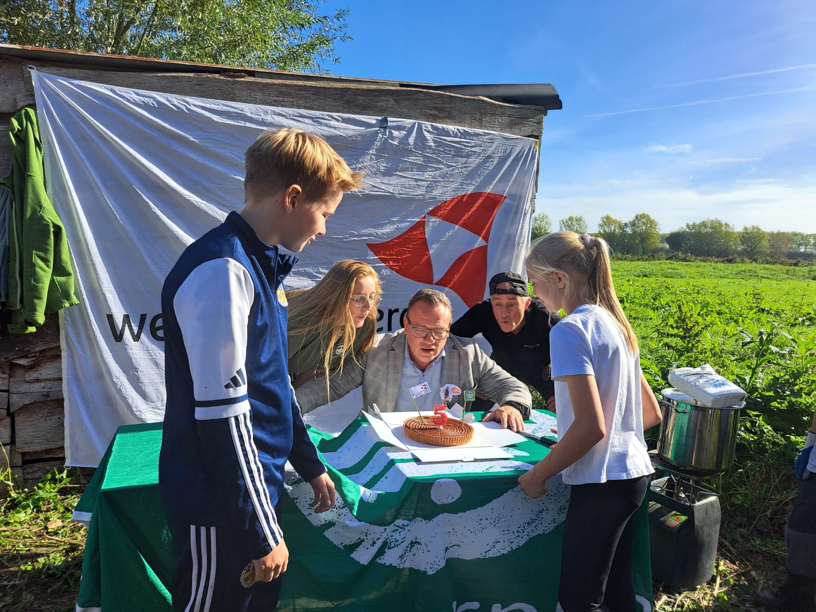 West-Vlaamse scholieren vieren samen met Natuurpunt en Provincie West-Vlaanderen, 5 jaar Educatief Natuurbeheer met modder, harken en taart