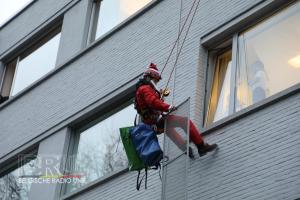 Brandweermannen verrassen kinderen als kerstmannen