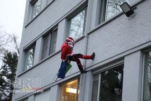 Brandweermannen verrassen kinderen als kerstmannen