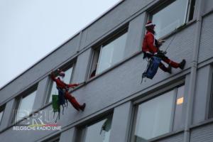 Brandweermannen verrassen kinderen als kerstmannen