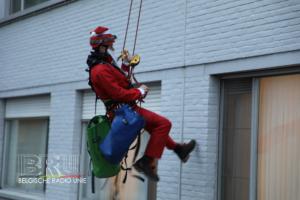 Brandweermannen verrassen kinderen als kerstmannen