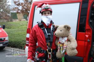 Brandweermannen verrassen kinderen als kerstmannen