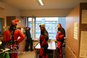 Brandweermannen verrassen kinderen als kerstmannen