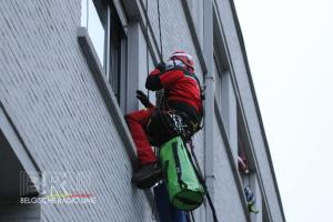 Brandweermannen verrassen kinderen als kerstmannen