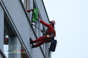 Brandweermannen verrassen kinderen als kerstmannen