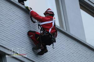 Brandweermannen verrassen kinderen als kerstmannen