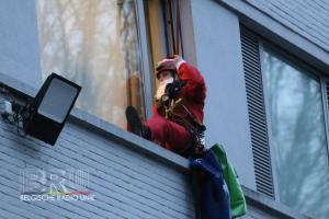 Brandweermannen verrassen kinderen als kerstmannen