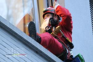 Brandweermannen verrassen kinderen als kerstmannen