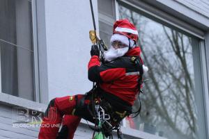 Brandweermannen verrassen kinderen als kerstmannen