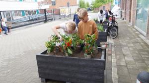 startschot-van-de-verkeersveiligheidsmaatregelen-aan-gbs-kweekstraat-019